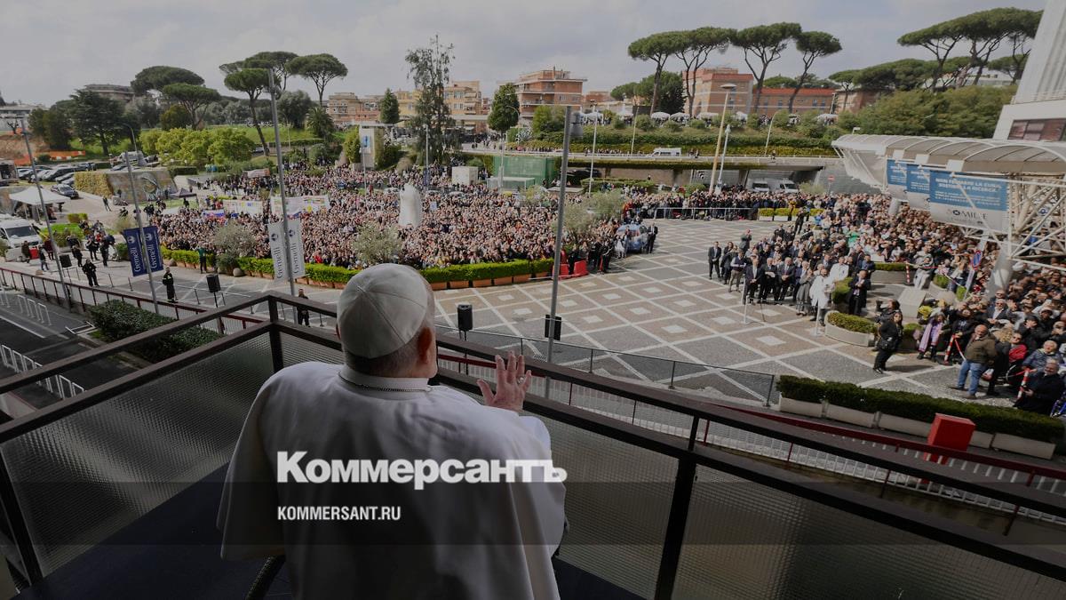 Папа Франциск появился перед верующими