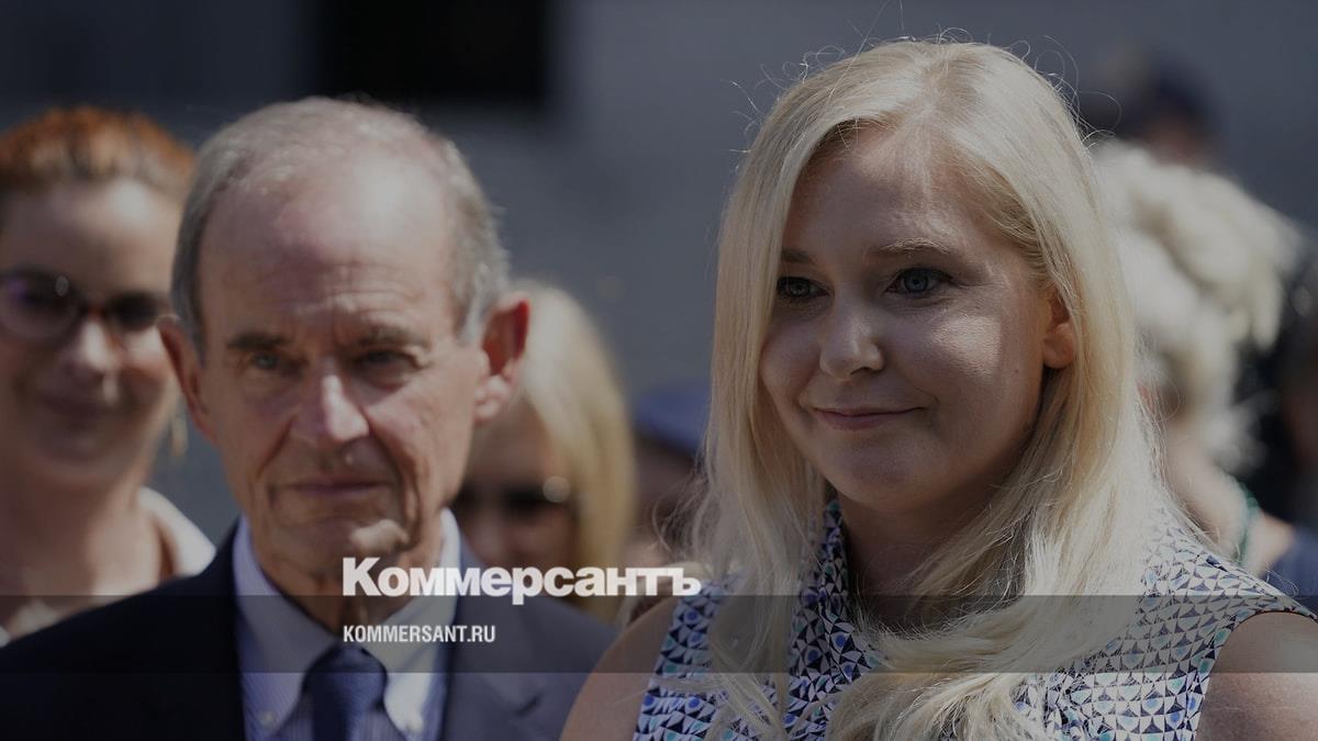 Жертва Джеффри Эпштейна говорит, что она при смерти после ДТП с автобусом