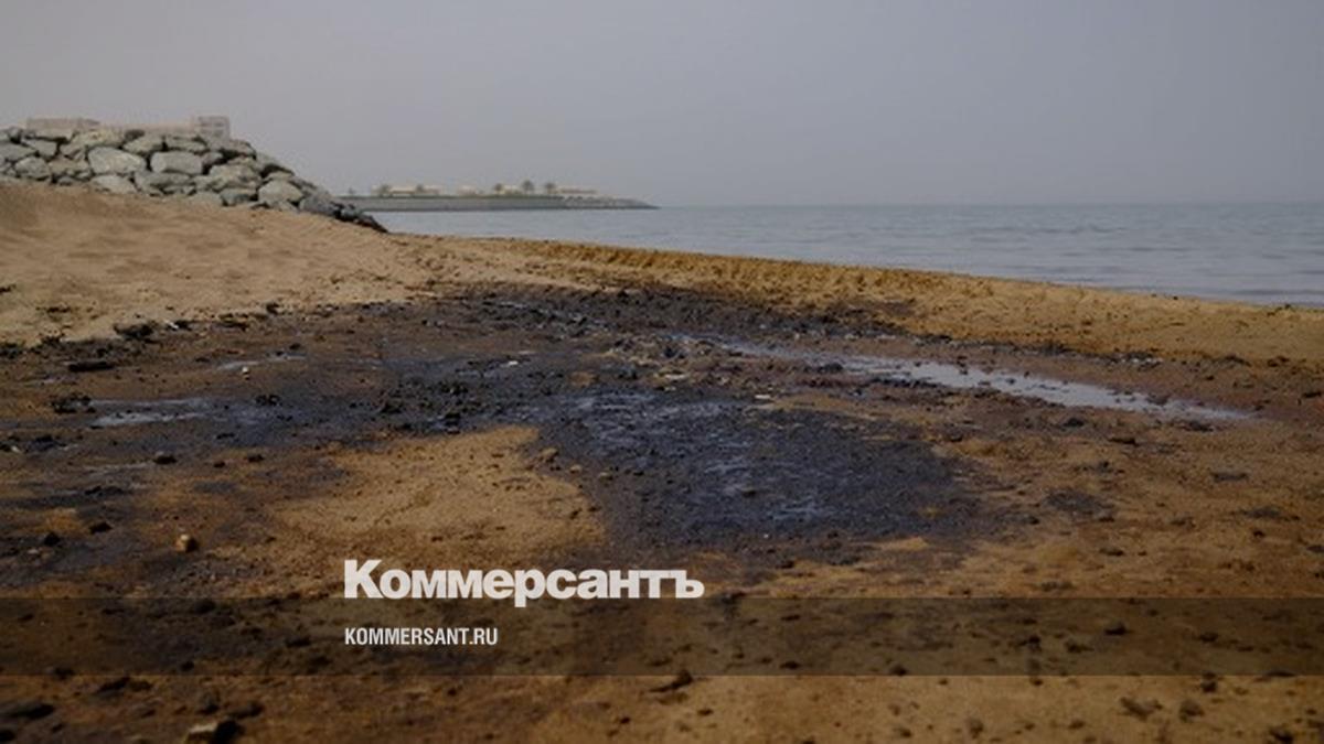 Часть пляжей в ОАЭ закрыли из-за разлива нефти