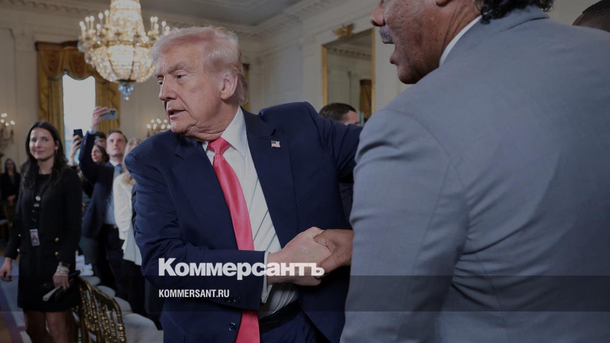 СМИ обсуждают замазанный тональным кремом синяк на правой руке Дональда Трампа