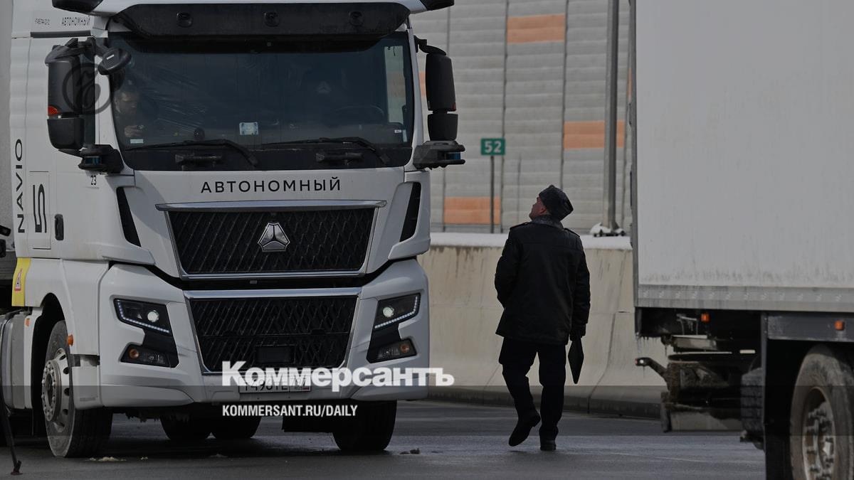 Беспилотные грузовики смогут ездить без водителей с 2026 года