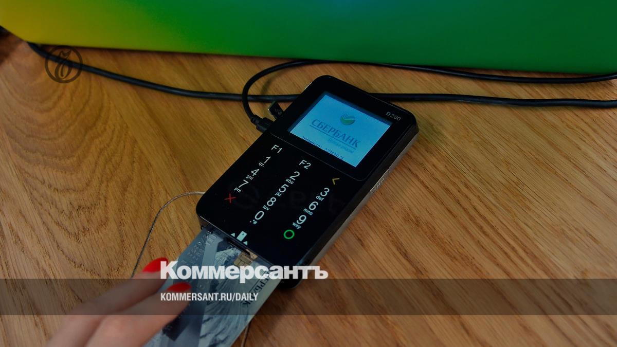 Потребительские расходы россиян снижаются, несмотря на рост трат по картам Сбера