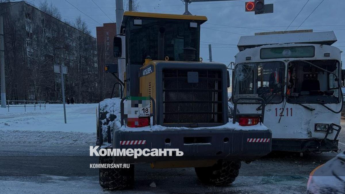 В Ижевске троллейбус столкнулся с погрузчиком