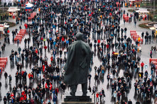 Ноябрь. Москва. Футбольные болельщики на площади перед памятником Ленину в Лужниках